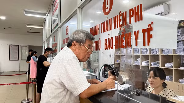 Người dân làm thủ tục khám, chữa bệnh bảo hiểm y tế tại Bệnh viện đa khoa Đông Anh (Hà Nội). (Ảnh: LAN VŨ)
