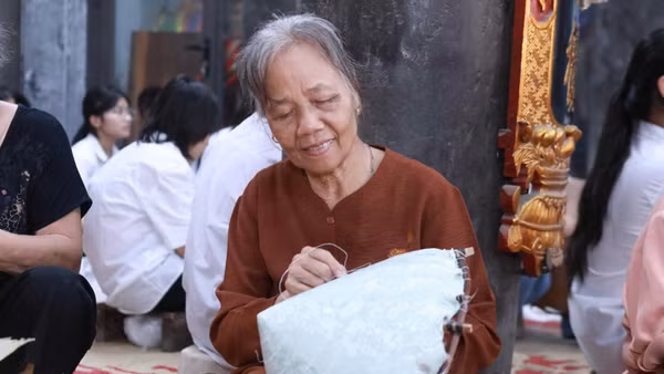 Một nghệ nhân đang dạy nghề khâu nón tại Trung tâm Học tập cộng đồng, làng Chuông, xã Thanh Oai (Hà Nội). (Ảnh: THU TRANG)