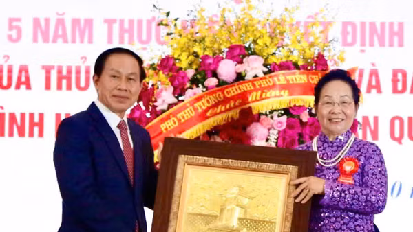 Phó Thủ tướng Lê Tiến Châu chúc mừng và tặng quà lưu niệm cho Hội Khuyến học Việt Nam.