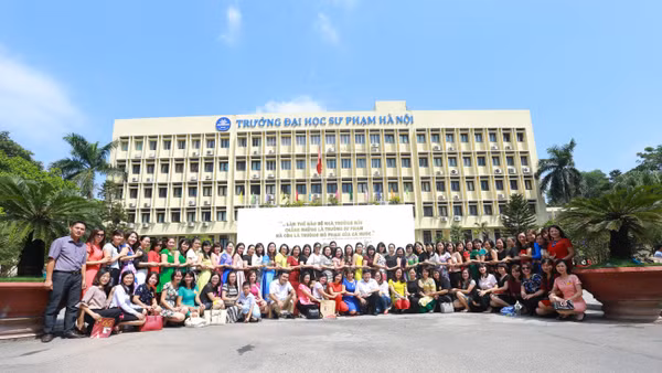 Sinh viên về dự Lễ kỉ niệm 65 năm thành lập Khoa Ngữ văn trường Đại học Sư phạm Hà Nội.
