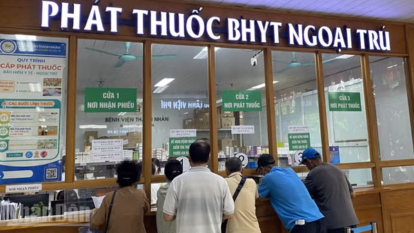Người dân khám, chữa bệnh bảo hiểm y tế thực hiện lĩnh thuốc theo đơn tại bệnh viện. (Ảnh: ĐỖ THOA)