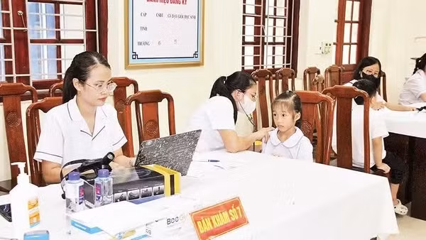 Trạm Y tế xã Hoàng Hoa Thám, tỉnh Hưng Yên khám sức khỏe định kỳ cho học sinh trong xã. (Ảnh: PHẠM HÀ)