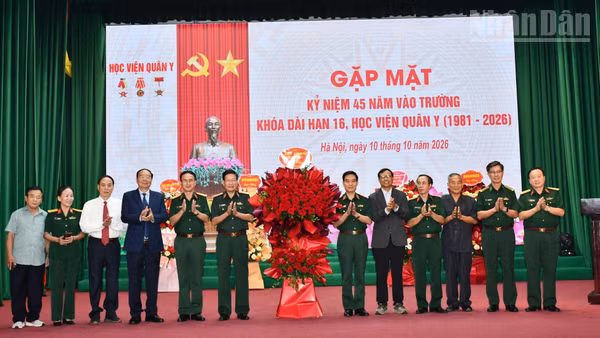 Trung tướng, Giáo sư, Tiến sĩ Trần Viết Tiến, Giám đốc Học viện Quân y tặng hoa chúc mừng Khóa 16. (Ảnh: TUẤN DŨNG)
