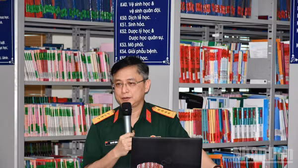  Đại tá Chu Đức Thành, Chánh Văn phòng Học viện Quân y phát biểu khai mạc tọa đàm. (Ảnh: TUẤN DŨNG)
