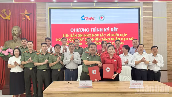 Đại diện lãnh đạo Trung ương Hội Chữ thập đỏ Việt Nam và Tổng công ty Công nghệ-Viễn thông Toàn cầu (GTEL) ký kết Biên bản ghi nhớ hợp tác. (Ảnh: T.L)