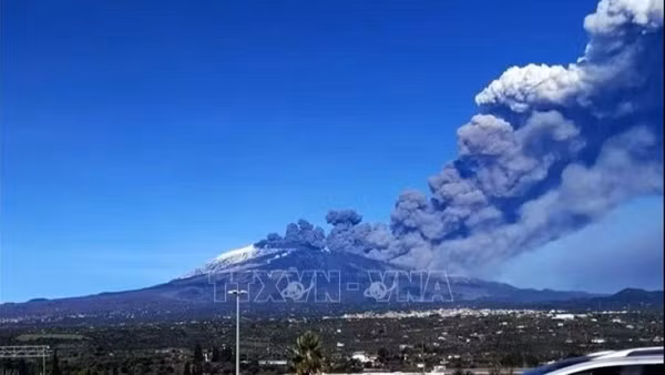 Tro bụi phun lên từ núi lửa Etna ở Sicily, Italy. (Ảnh: THX/TTXVN phát)
