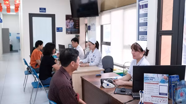 Người dân khám, chữa bệnh tại Bệnh viện Hữu Nghị. (Ảnh: THU TRANG)