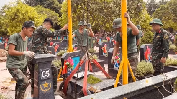 Các chiến sĩ cẩn trọng di chuyển phần mộ liệt sĩ. (Ảnh: ĐẮC SƠN)