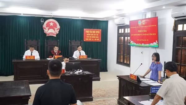 Quang cảnh phiên xét xử. (Ảnh: VŨ PHƯƠNG)