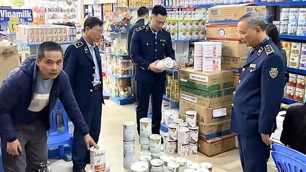 Lực lượng quản lý thị trường kiểm tra, giám sát hoạt động kinh doanh sản phẩm sữa. (Ảnh: Bộ Công thương)