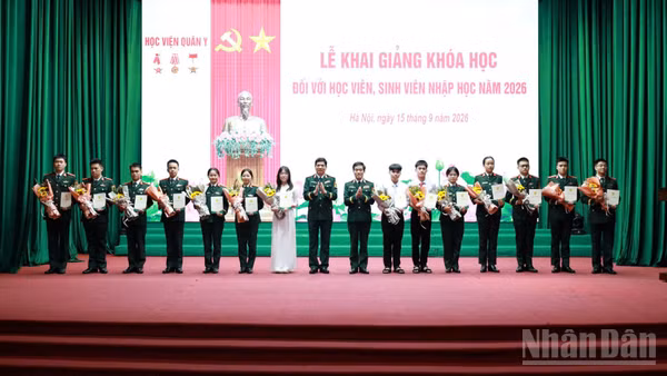 Lãnh đạo Học viện Quân y tuyên dương, tặng quà 14 học viên, sinh viên có kết quả đầu vào đạt 30 điểm năm 2026 tại lễ khai giảng. (Ảnh: ĐỖ THOA)