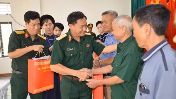 Trung tướng Lê Văn Hướng, Phó Tổng Tham mưu trưởng Quân đội nhân dân Việt Nam tặng quà gia đình chính sách tại Thái Nguyên. (Ảnh minh họa: DUY ĐỨC)