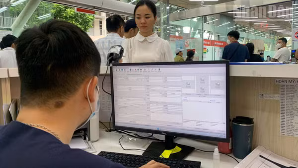 Bộ Y tế định hướng đẩy mạnh sử dụng phiếu chuyển điện tử, phiếu hẹn khám lại điện tử, tạo thuận lợi cho người bệnh. (Ảnh: HM)