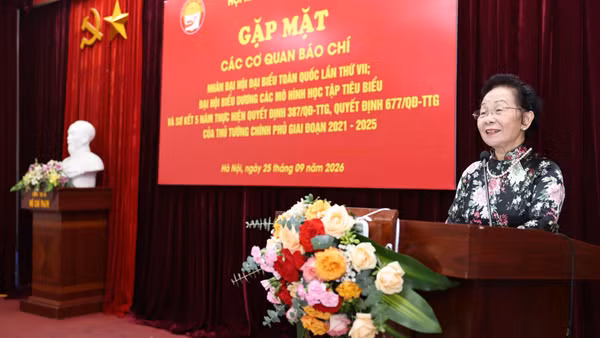 Giáo sư, Tiến sĩ Nguyễn Thị Doan, nguyên Ủy viên Trung ương Đảng, nguyên Phó Chủ tịch nước, Chủ tịch Hội Khuyến học Việt Nam phát biểu. (Ảnh: THU TRANG)