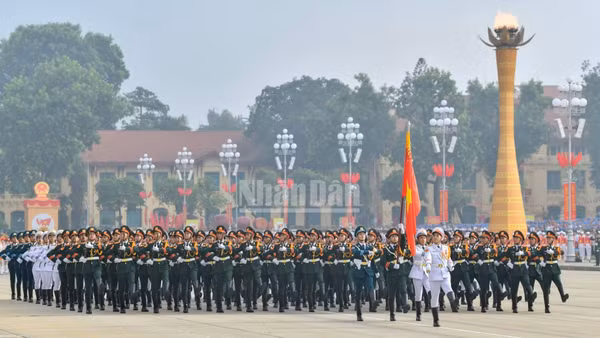 Sĩ quan, quân nhân chuyên nghiệp nghỉ hưu trước hạn tuổi được trợ cấp 5 tháng lương, thay cho mức 3 tháng lương hiện nay. (Ảnh: DUY LINH)