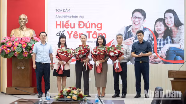 Các khách mời tham dự trao đổi tại Tọa đàm "Bảo hiểm nhân thọ: Hiểu đúng để yên tâm". (Ảnh: MINH DUY)