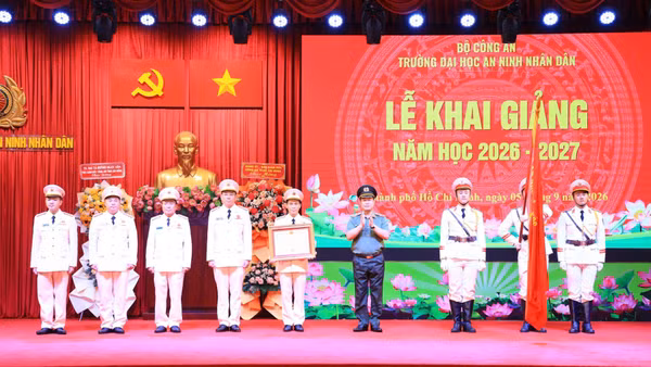 Khoa An ninh nội địa vinh dự đón nhận Huân chương Bảo vệ Tổ quốc hạng Nhì trong Lễ Khai giảng năm học 2026-2027 tại Trường đại học An ninh nhân dân. (Ảnh: TL)