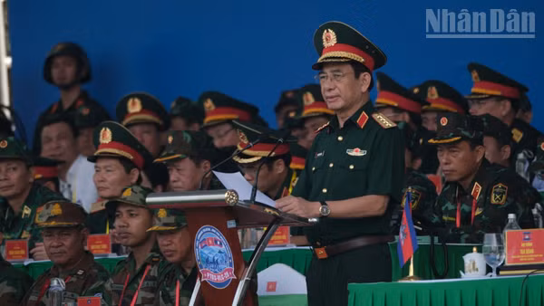 Đại tướng Phan Văn Giang phát biểu chỉ đạo và khai mạc Diễn tập chung về phòng thủ dân sự giữa Quân đội ba nước Việt Nam-Lào-Campuchia năm 2026. (Ảnh: THẾ ĐẠI)