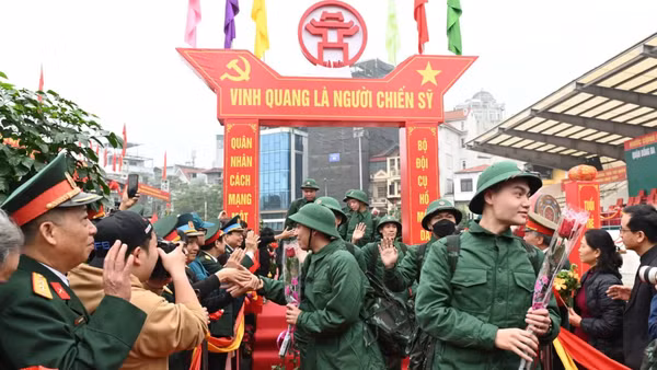 Thanh niên Thủ đô nô nức lên đường nhập ngũ. (Ảnh: THẾ ĐẠI)