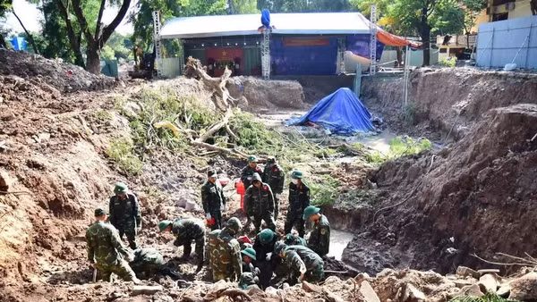 Triển khai công tác tìm kiếm, quy tập hài cốt liệt sĩ tại Công viên Lê Thị Riêng vào ngày 27/10. (Ảnh: Bộ Tư lệnh Thành phố Hồ Chí Minh)