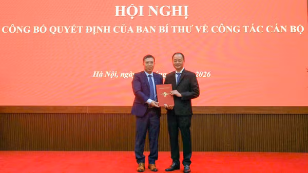 Giáo sư, Viện sĩ Trần Hồng Thái trao quyết định của Ban Bí thư bổ nhiệm Giáo sư, Tiến sĩ Trần Đại Lâm giữ chức Phó Chủ tịch Viện Hàn lâm Khoa học và Công nghệ Việt Nam. (Ảnh: GIANG SƠN)