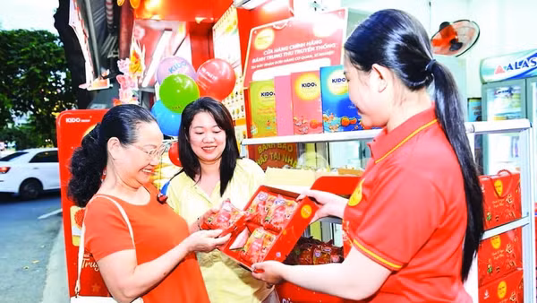 Khách hàng mua bánh trung thu sớm. (Ảnh PHƯƠNG VY)