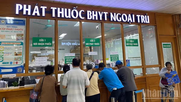 Theo quy định của pháp luật về bảo hiểm y tế, tổng mức đóng bảo hiểm y tế đối với người lao động làm việc theo hợp đồng lao động bằng 4,5% tiền lương tháng đóng bảo hiểm xã hội bắt buộc. (Ảnh minh họa: ĐỖ THOA)