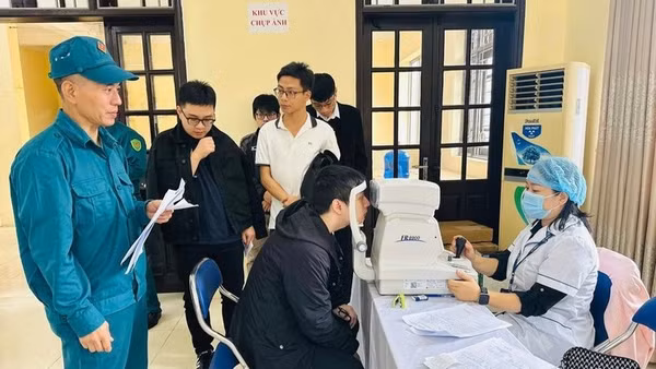 Trạm Y tế phường Kim Liên (Hà Nội) phối hợp các đơn vị chức năng tổ chức khám sơ tuyển sức khỏe cho công dân trong độ tuổi nhập ngũ trên địa bàn. (Ảnh: Trang thông tin điện tử phường Kim Liên, Hà Nội)