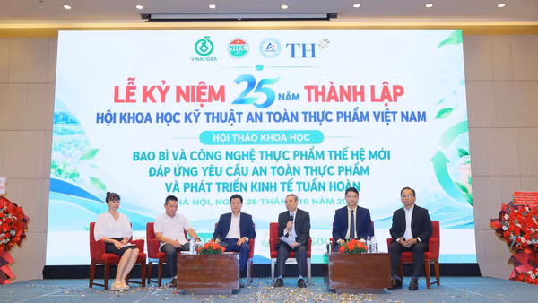 Các đại biểu, chuyên gia tham gia phiên tọa đàm. Ảnh: (TRỌNG NGUYỄN)