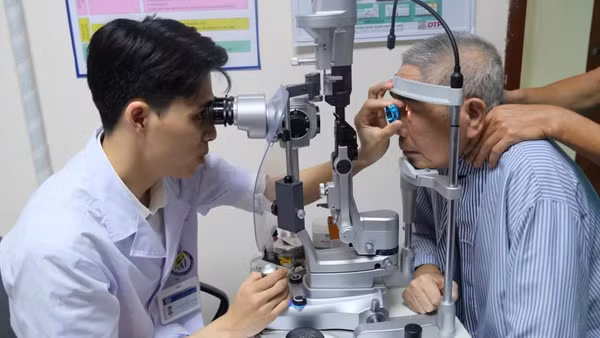 Bác sĩ khuyến cáo, người mắc đái tháo đường nên khám mắt định kỳ ít nhất 6 tháng một lần, kể cả khi chưa có biểu hiện bất thường về thị lực. (Ảnh: QM)