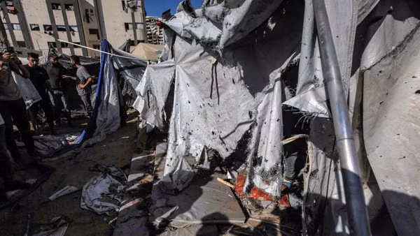 Khung cảnh đổ nát sau một cuộc không kích của Israel vào khu vực phía tây thành phố Gaza. (Ảnh: Xinhua)