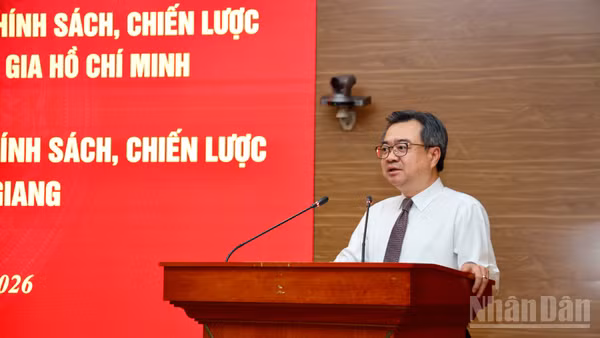 Đồng chí Nguyễn Thanh Nghị, Ủy viên Bộ Chính trị, Bí thư Trung ương Đảng, Trưởng Ban Chính sách, chiến lược Trung ương phát biểu tại lễ ký kết chương trình phối hợp công tác. (Ảnh: VĂN TOÁN)