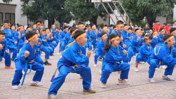 Học sinh tham gia hoạt động thể thao trong khuôn khổ Sáng kiến Hợp tác thể thao vì sức khỏe cộng đồng tại Việt Nam. (Ảnh: PATH)
