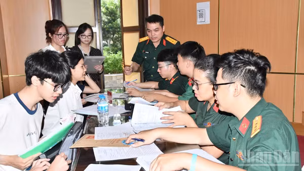 Công tác đón tiếp tân sinh viên nhập học hệ dân sự tại Học viện Quân y. (Ảnh: TUẤN DŨNG)