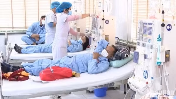 Chi phí điều trị ung thư, suy thận và nhiều bệnh hiểm nghèo có thể kéo dài nhiều năm, tạo gánh nặng lớn đối với người bệnh và gia đình. (Ảnh: MAI TÚ)