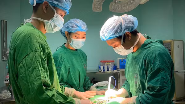 Ê-kíp các bác sĩ Bệnh viện Nội tiết Trung ương thực hiện phẫu thuật cho bệnh nhân. (Ảnh: THÚY QUỲNH)