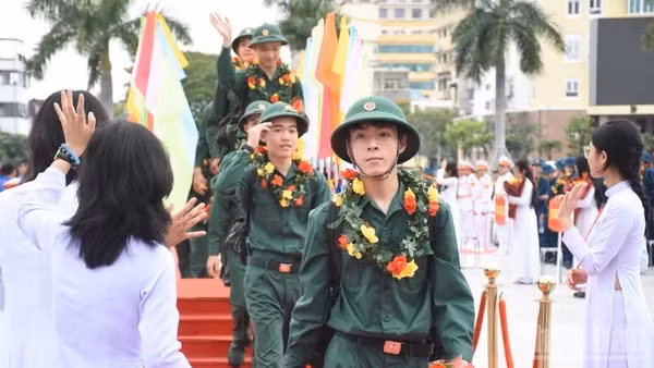 Các tân binh Đà Nẵng vững vàng lên đường nhập ngũ. (Ảnh minh họa)
