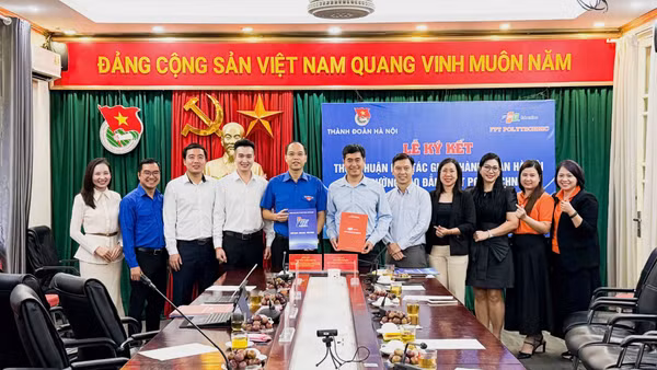 Đại diện Thành đoàn Hà Nội và Trường Cao đẳng FPT Polytechnic trao Thỏa thuận hợp tác giai đoạn 2026-2030. (Ảnh: FPT Polytechnic)