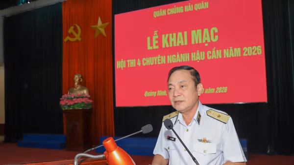 Chuẩn Đô đốc Lê Bá Quân, Phó Tư lệnh Quân chủng Hải quân phát biểu khai mạc. (Ảnh: HOÀNG HIỀN)