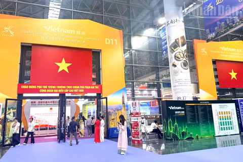 Khu gian hàng quốc gia Việt Nam được trang trí rực rỡ, nằm nổi bật giữa khu gian hàng quốc tế trong Trung tâm Hội chợ triển lãm Nam Ninh. (Ảnh: HỮU HƯNG)