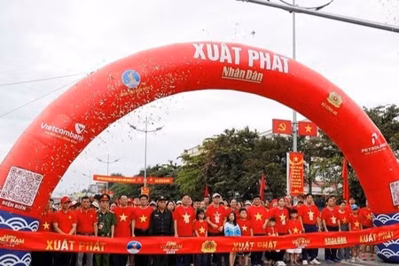 Đồng chí Lê Thành Đô, Phó Bí thư Thường trực Tỉnh ủy, Chủ tịch Hội đồng nhân dân tỉnh cùng đông đảo cán bộ, nhân dân tỉnh Điện Biên xuất phát hưởng ứng chương trình "Cùng Việt Nam tiến bước". (Ảnh: LÊ LAN)
