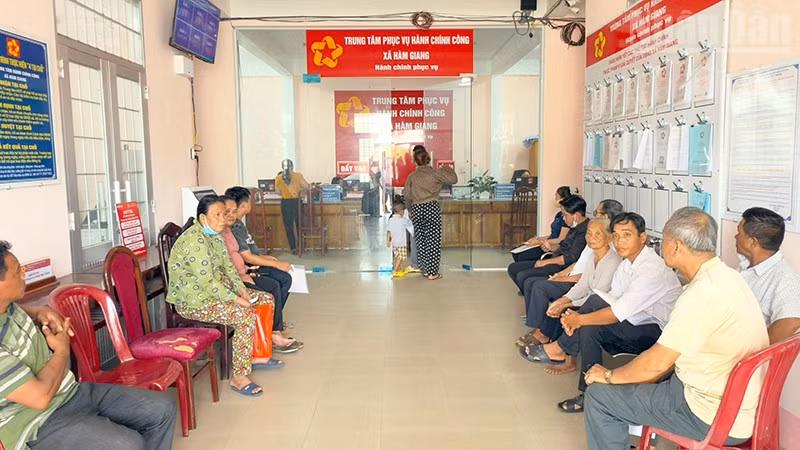 ndo_tr_anh-2-nhieu-trung-tam-phuc-vu-hanh-chinh-cong-con-chat-hep.jpg