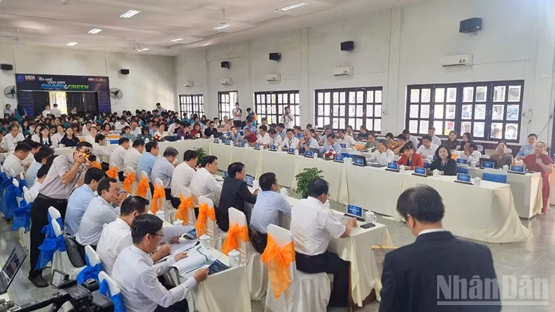 ndo_br_anh-2-dai-bieu-tham-du.jpg