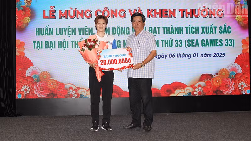 ndo_tr_anh-2-trao-khen-cho-vdv-vo-dich-the-gioi.jpg