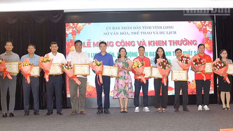 ndo_tr_anh-4-khen-thuong-cho-hvl-xuat-sac.jpg