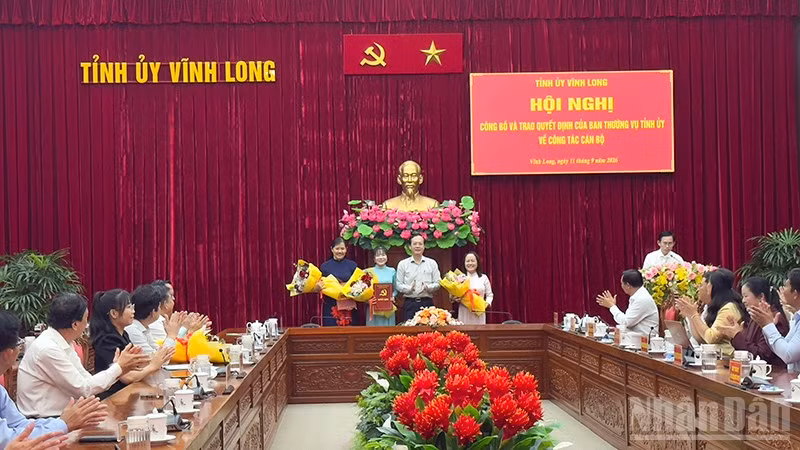 ndo_br_anh-2-trao-quyet-dinh.jpg