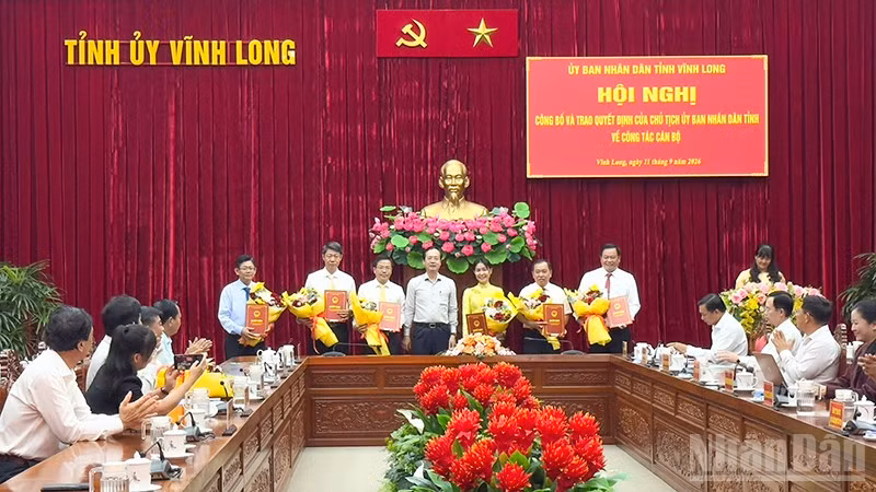 ndo_br_anh-3-trao-quyet-dinh.jpg