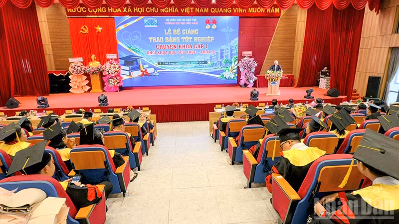 ndo_br_anh-3-trao-bang.jpg