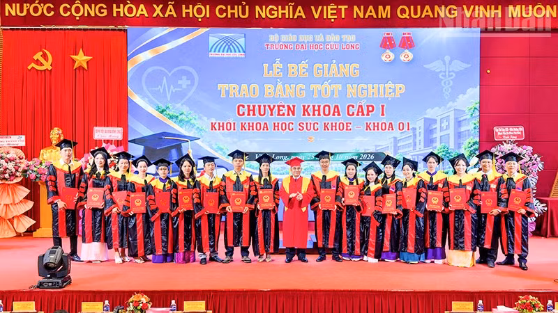 ndo_tr_anh-2-trao-bang.jpg