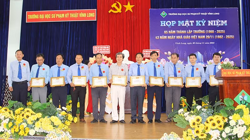 anh-3-khem-thuong-giag-vien.jpg
